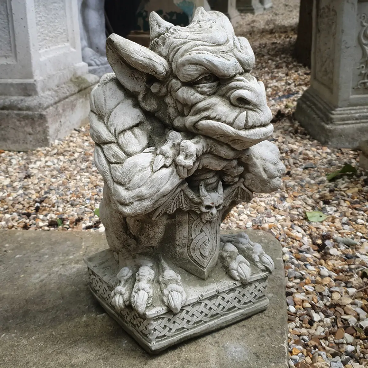 Gargoyle met zwaard tuinbeeld